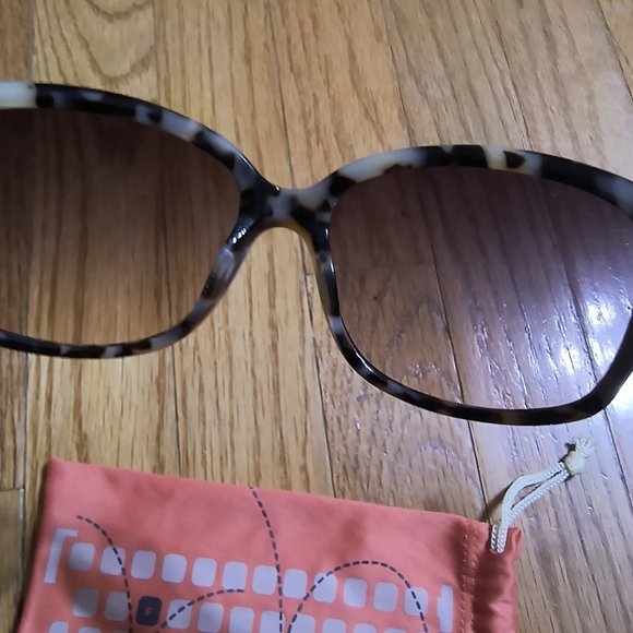 Fossil sunglasses, black and tan marbled with orange carrying case - Picture 8 of 10